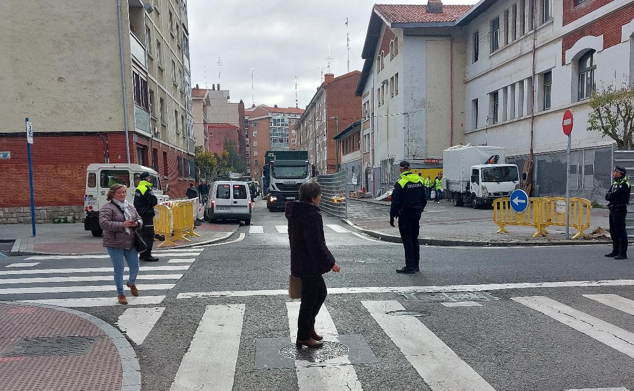 Los camiones llegaron hasta la puerta del Nagusien Etxea tras la retirada de las vallas perimetrales. 