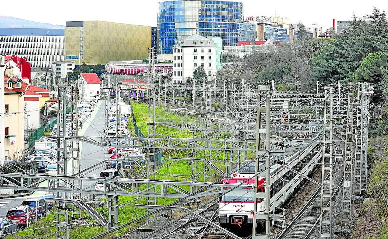 El tendido ferroviario de la línea de Cercanías de Renfe se convierte en una trinchera que parte en dos el barrio bilbaíno de Olabeaga, fotografiado ayer. 