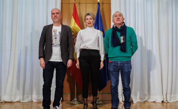 Yolanda Díaz, con Unai Sordo (CCOO) y Pepe Álvarez (UGT).