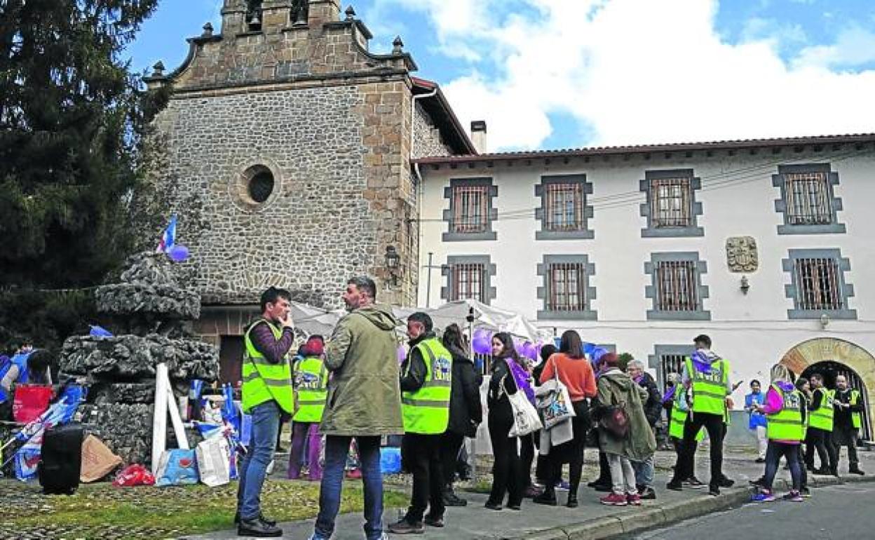 Trabajadores concentrándose frente al centro asistencial de Ibarra el año pasado. 