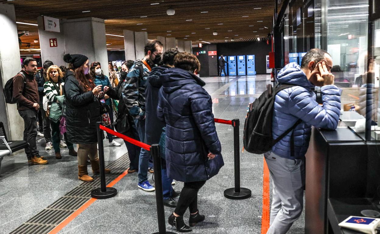 Cola esta mañana para hacerse con un título gratuito a Castro en la Intermodal. 