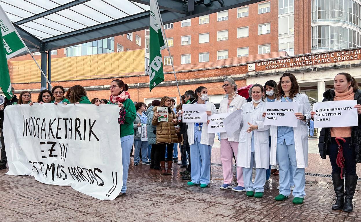 Enfermeras concentradas esta mañana en la entrada del hospital de Cruces. 