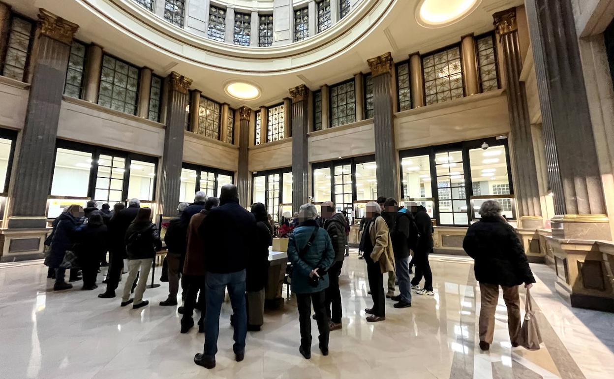 La cola durante la mañana ha incorporado un sistema de tickets para que los usuarios no tuvieran que esperar en el interior. 