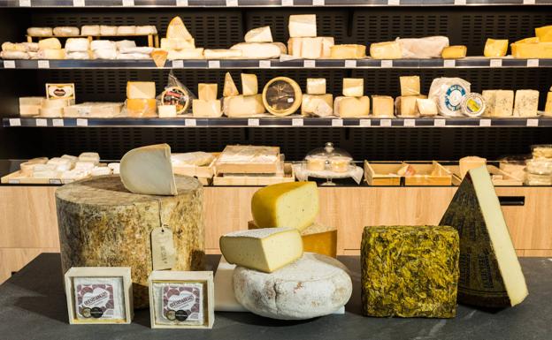 Unas 40 variedades distintas de quesos nacionales e internacionales en el expositor.