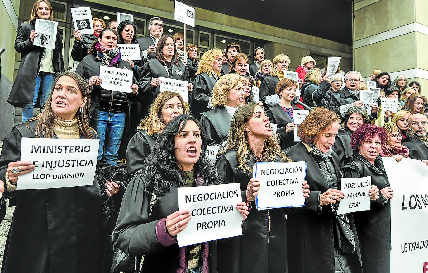Letrados de la Administración de Justicia se manifiestan frente al Palacio de Justicia de Albia, en Bilbao, el pasado martes.