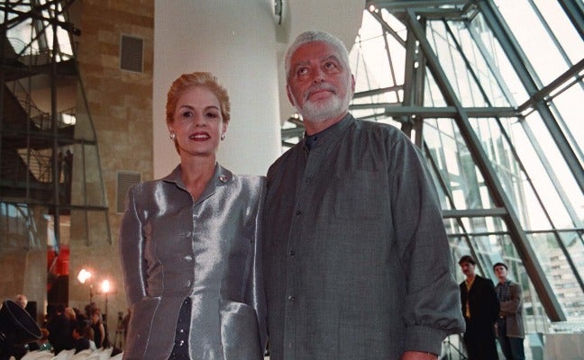 Rabanne con Carolina Herrera durante su desfile en el Guggenheim en 1998. 