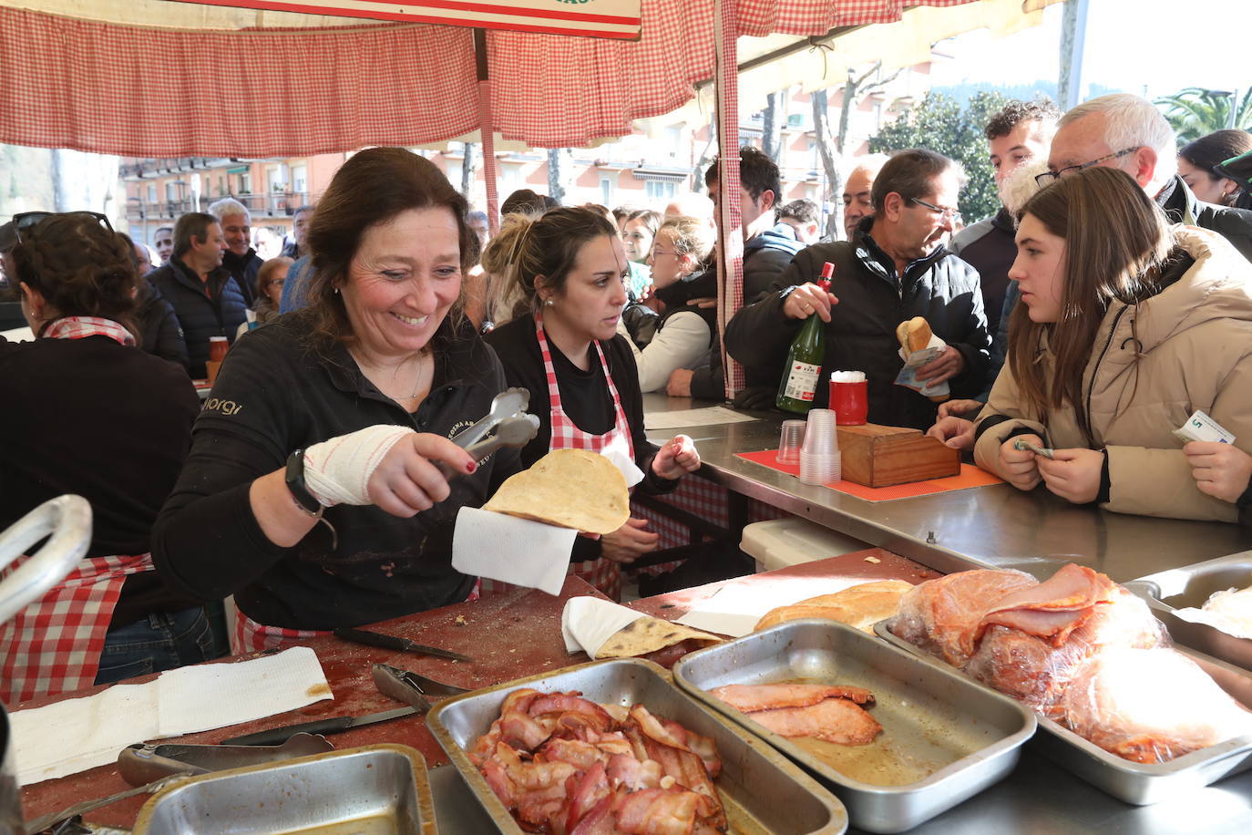 Las txoznas no han dejado de repartir comida y bebida. 