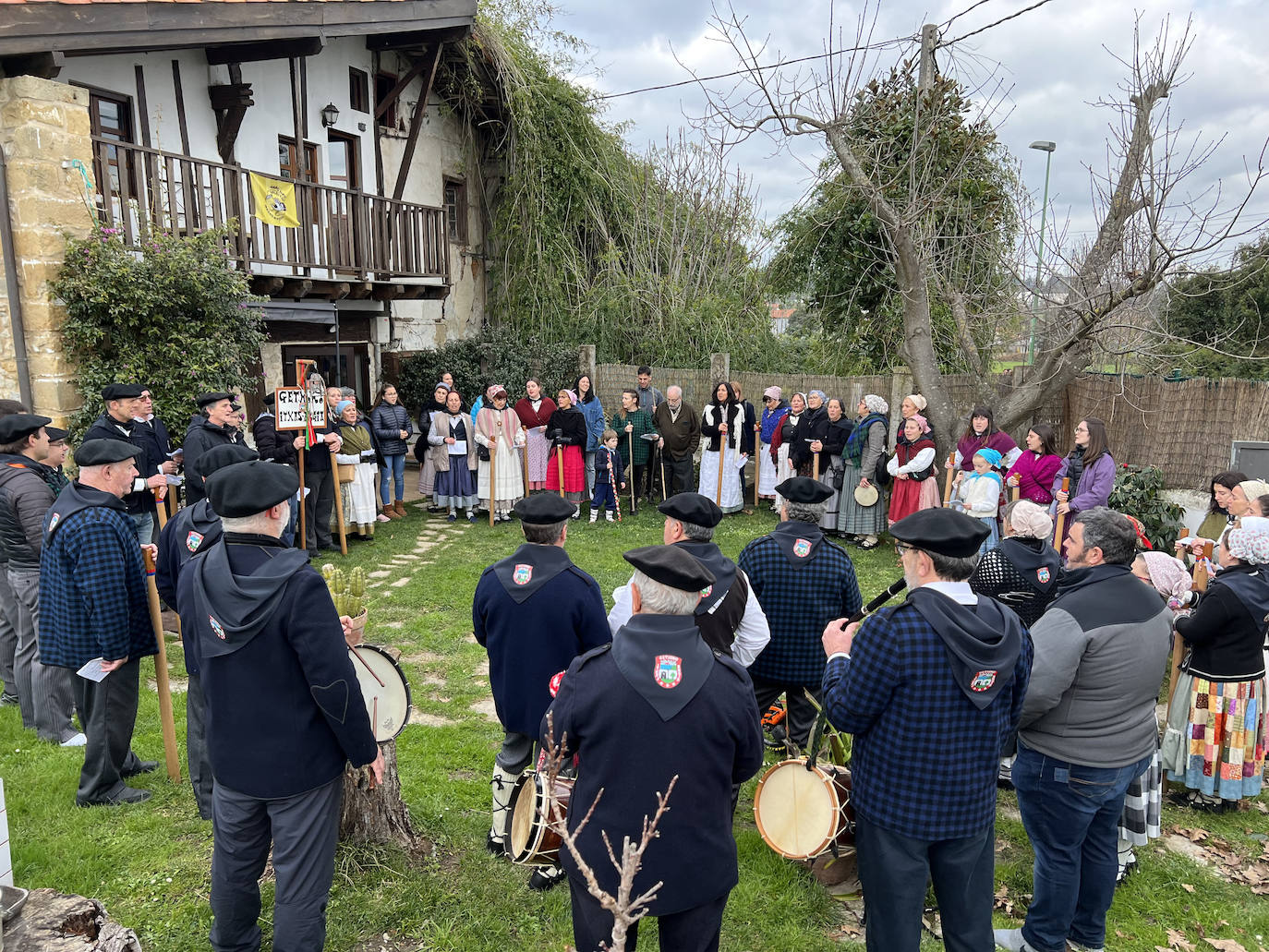 Los coros también han cantado a Santa Águeda en Getxo.
