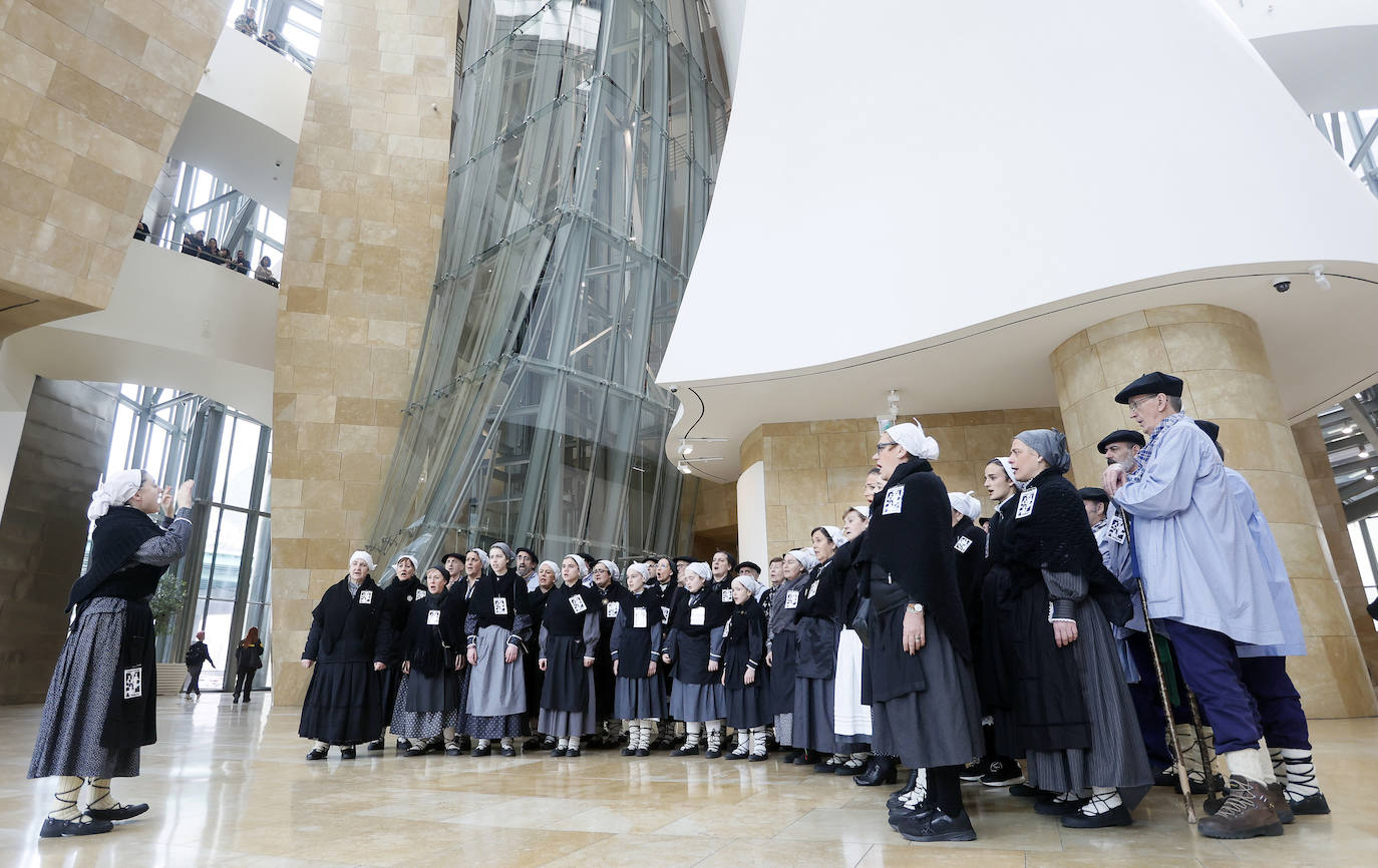 El coro de Arratia en el interior del Museo Guggenheim.