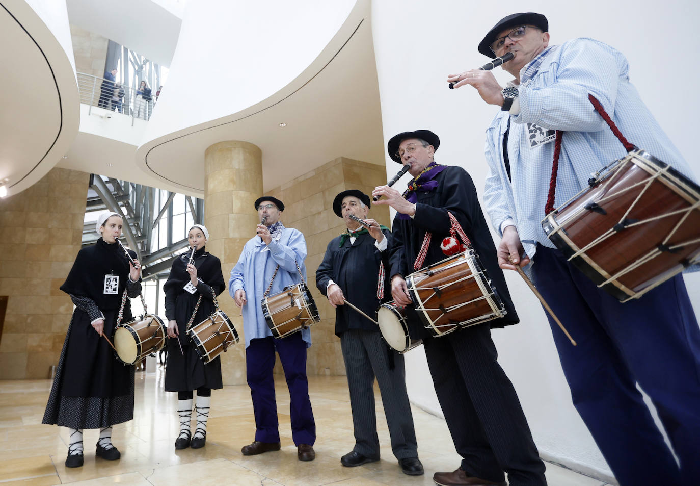 El coro de Arratia en el atrio del Museo Guggenheim.