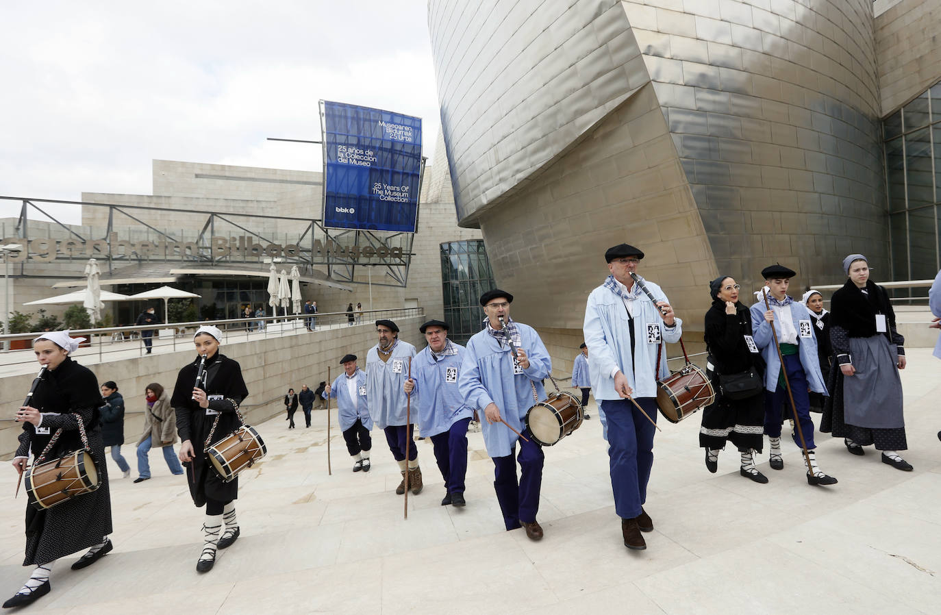 El coro de Arratia en el exterior del Museo Guggenheim.
