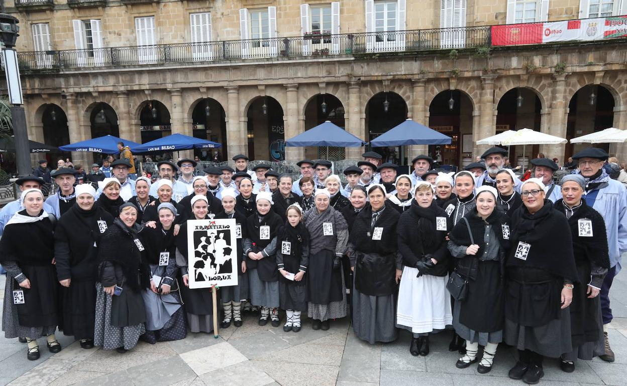 El coro de Arratia desafía al frío y canta a Santa Águeda por las calles de Bilbao | El Correo