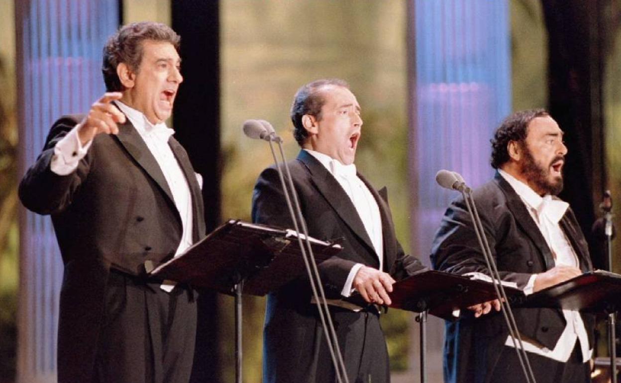 Plácido Domingo, Josep Carreras y Luciano Pavarotti, Los Tres Tenores, en su actuación en el Mundial de Fútbol de 1994. 