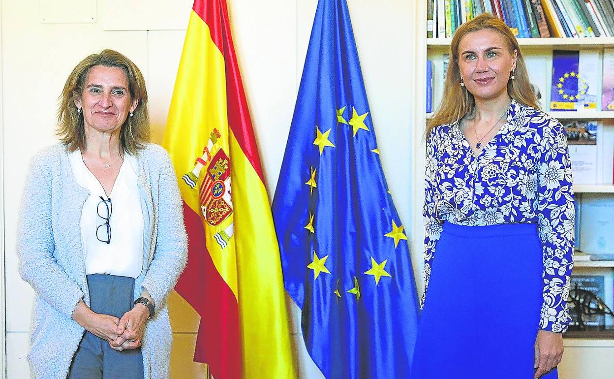 La ministra para la Transición Ecológica, Teresa Ribera, junto a la comisaria europea de Energía, Kadri Simson. 