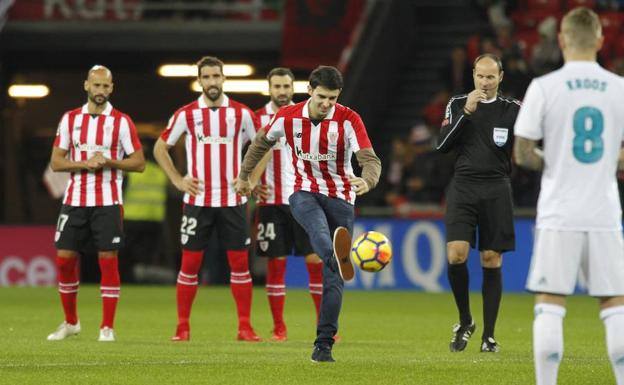 Jokin Altuna realiza el saque de honor ante el Real Madrid en 2017. 