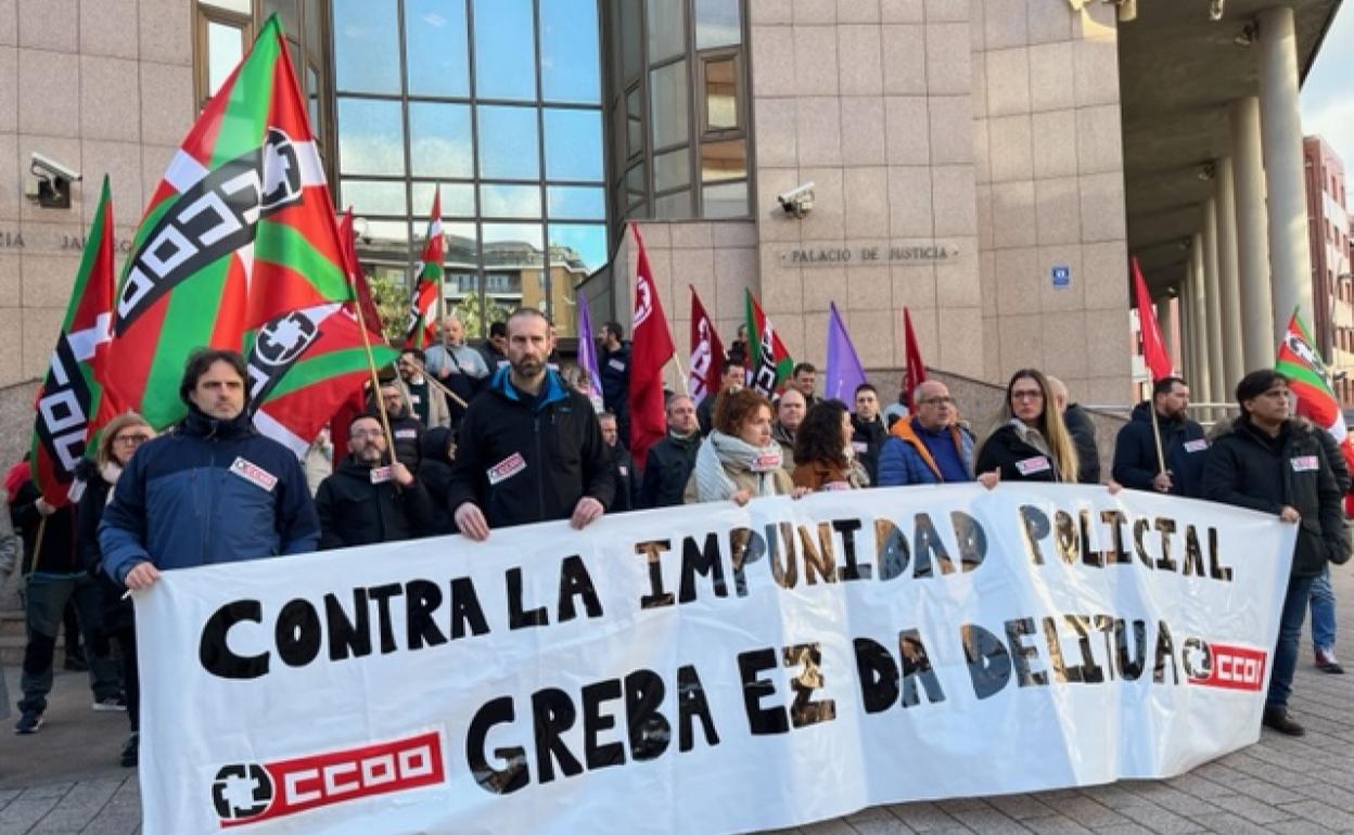 La protesta se ha desarrollado a mediodía frente a los juzgados de Barakaldo. 