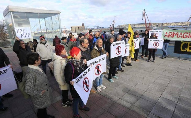 Cerca de 40 manifestantes se han concentrado en Santurtzi en protesta por el envío de los blindados. 