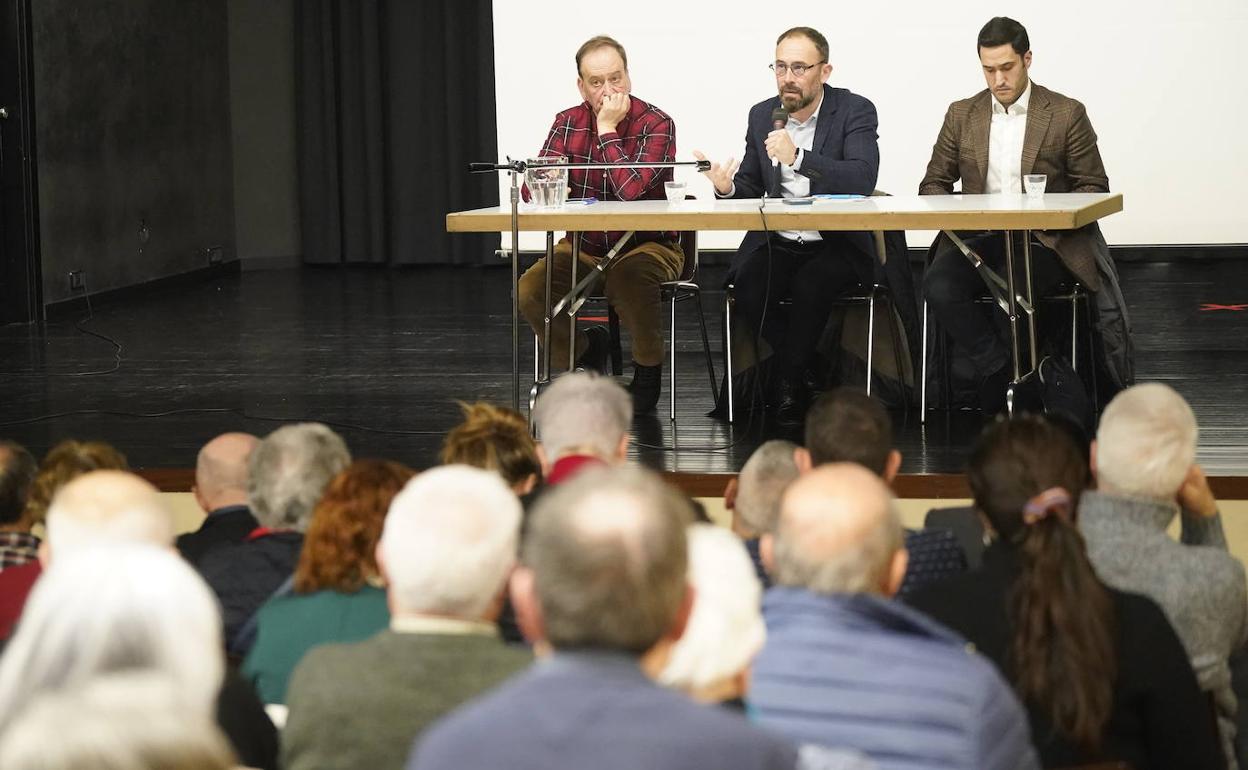 Los vecinos de Arana han presentado sus preocupaciones a Denis Itxaso en el Centro Cívico Arana. 