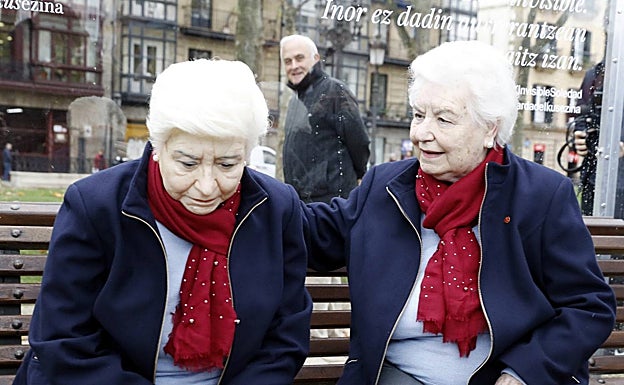 Mercedes observa a su otra «Mercedes», la escultura hiperrealista que denunció la soledad de los mayores en Bilbao en 2019. 
