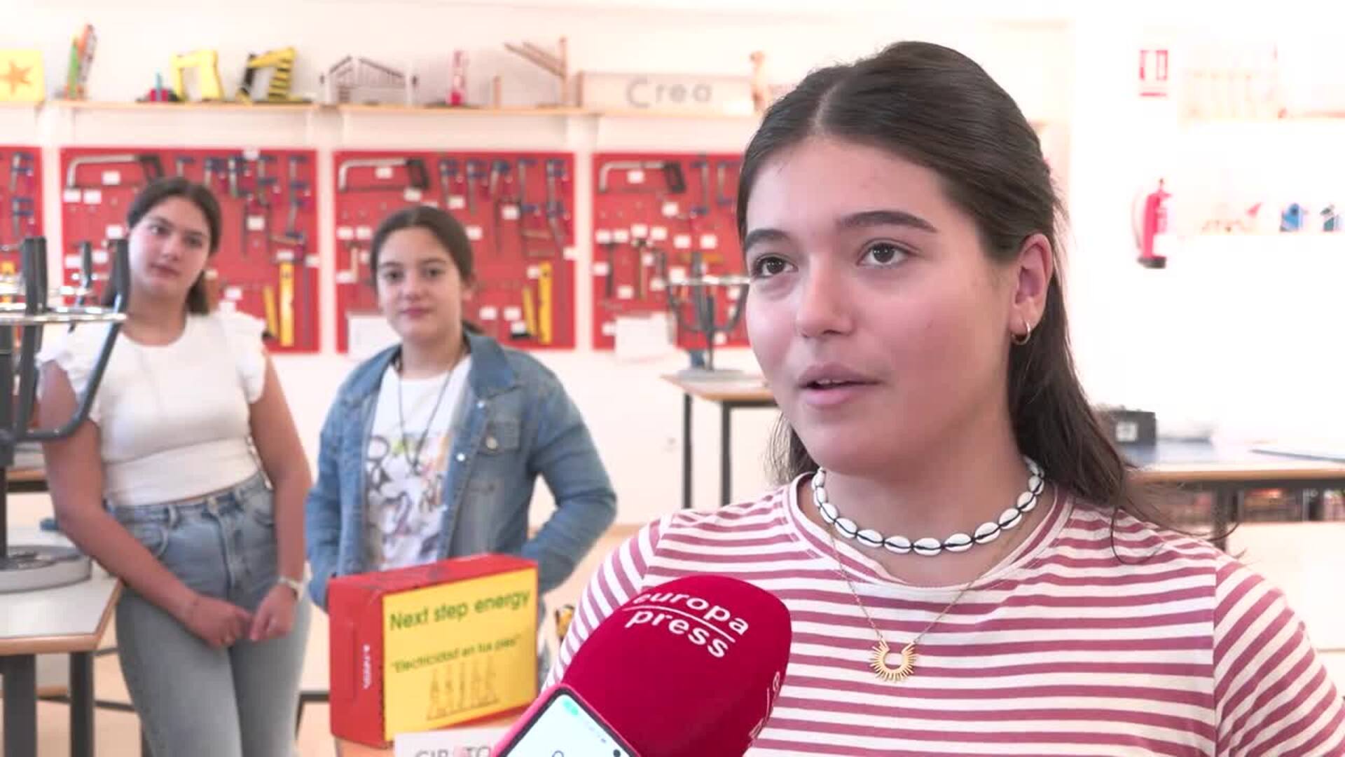 Tres alumnas extremeñas diseñan unas zapatillas que generan energía al