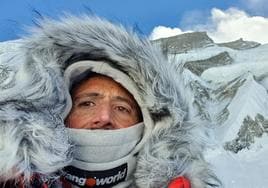 Txikon camino del campo 3 con la cima del Annapurna detrás.