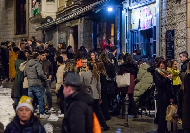 Ambiente en el centro de Vitoria durante esta Nochevieja.