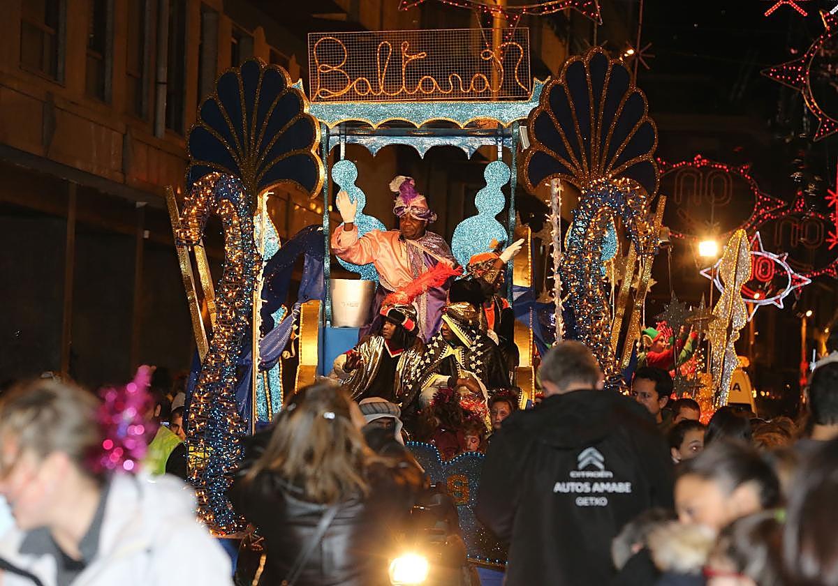 Baltasar saluda a los asistentes desde su carroza.