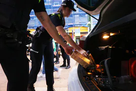 Policías de Getxo requisan bebida alcohólica a menores.