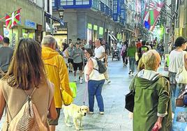 Vecinos y turistas pasean a sus perros por las calles del Casco Viejo de Bilbao.