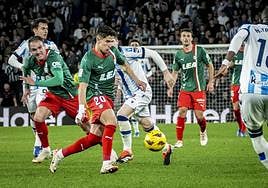 Simeone controla el balón para intentar lanzar una contra.