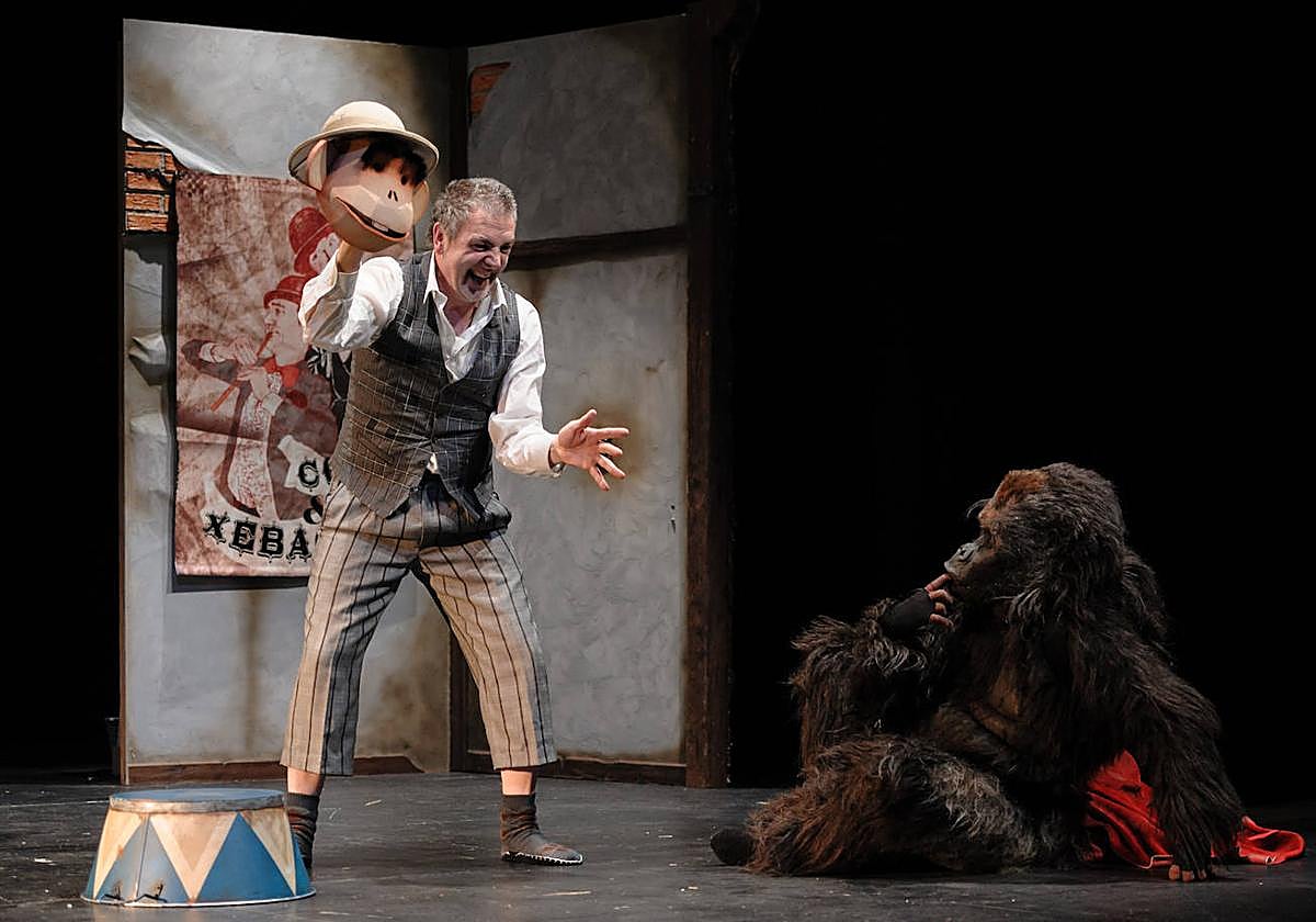 Imagen del espectáculo Kibubu, con el que consiguió premio al mejor actor en el Festival Internacional de FETEN en Gijón (Asturias)