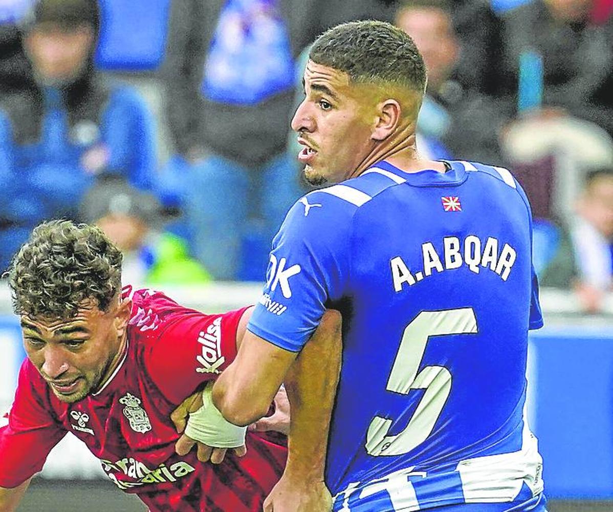 Abqar trata de frenar a un oponente en el choque ante Las Palmas.