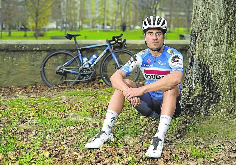 Mikel Landa, sentado en un parque de Amurrio, lleva viviendo en la localidad ayalesa desde el pasado mes de mayo. En la imagen, con la ropa de su nuevo equipo.