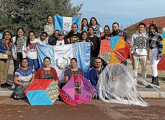 La comunidad guatemalteca celebra los barriletes el día de Todos Los Santos en la Galea.