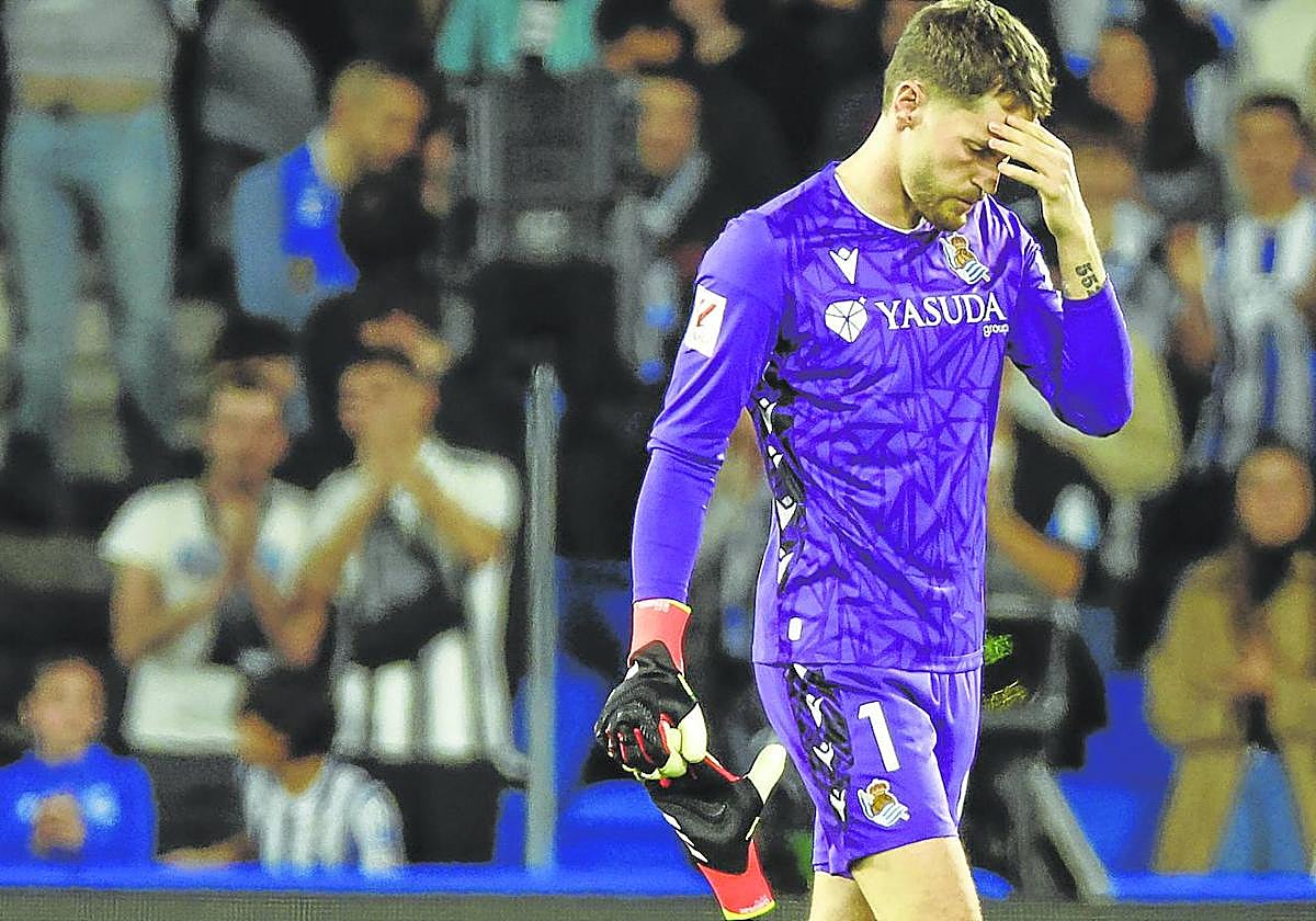 Remiro abandona el terreno de juego de Anoeta después de ver la tarjeta roja por desviar el balón con la mano fuera del área.
