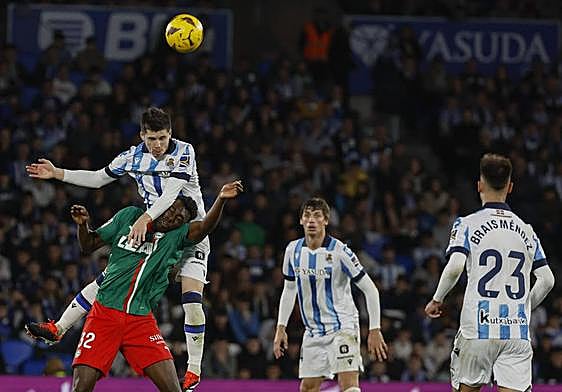Zubeldía salta con el brazo sobre Samu Omorodion.