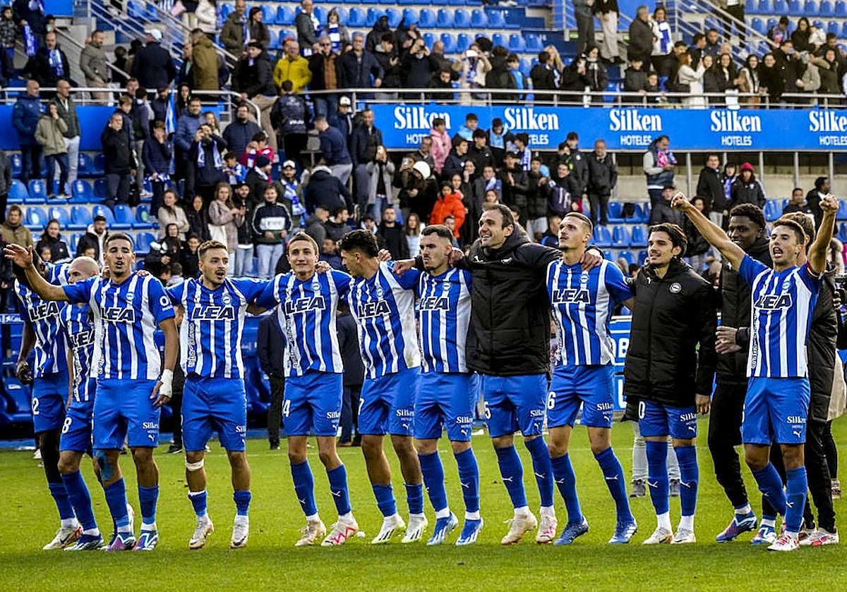 La plantilla albiazul salta para celebrar junto a la grada el triunfo logrado en noviembre contra el Almería en Mendizorroza.
