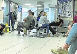 Varios pacientes y familiares en una sala de espera de una unidad de Urgencias de Osakidetza.