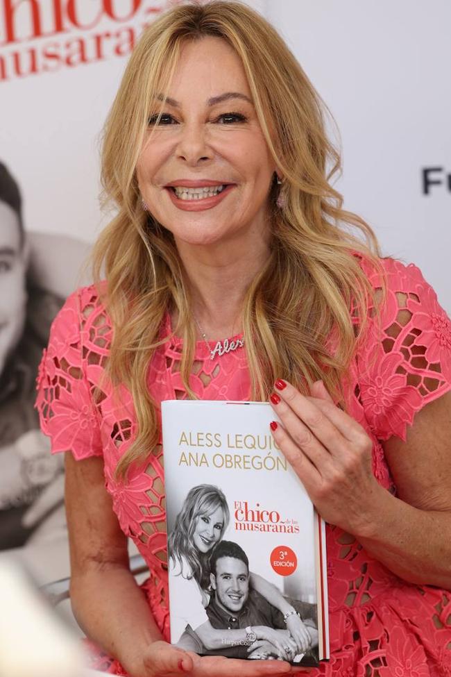 Ana Obregón, con el libro de su hijo.