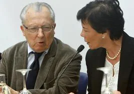 Jacques Delors junto a Isabel Celaá durante su participación en un congreso en 2011 en San Sebastián.