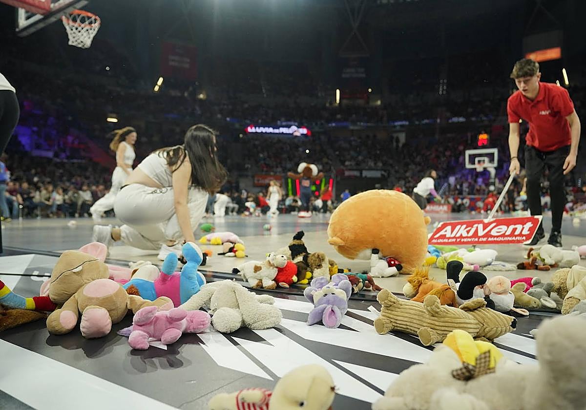 Momento del lanzamiento de peluches en el Buesa Arena.