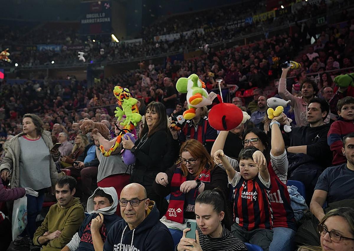 Imagen secundaria 1 - La campaña de recogida de recogida de peluches en el Buesa Arena. 