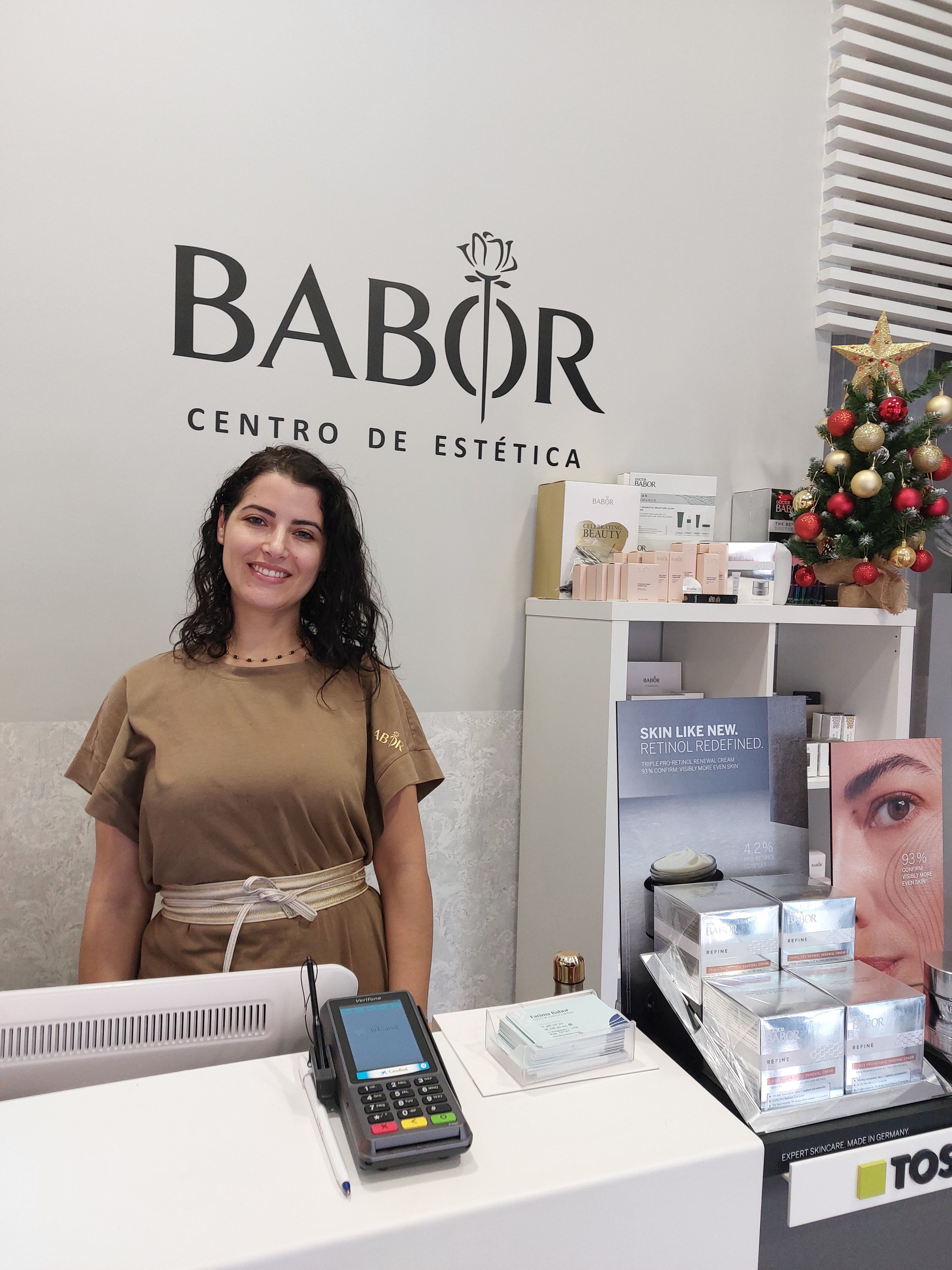 Fátima Babor, detrás del mostrador.