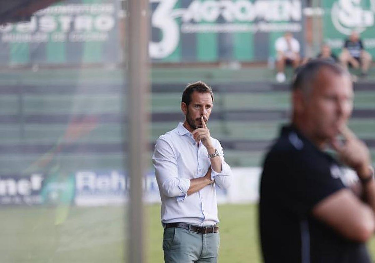 Aitor Calle observa pensativo un partido del Sestao River en Las Llanas.