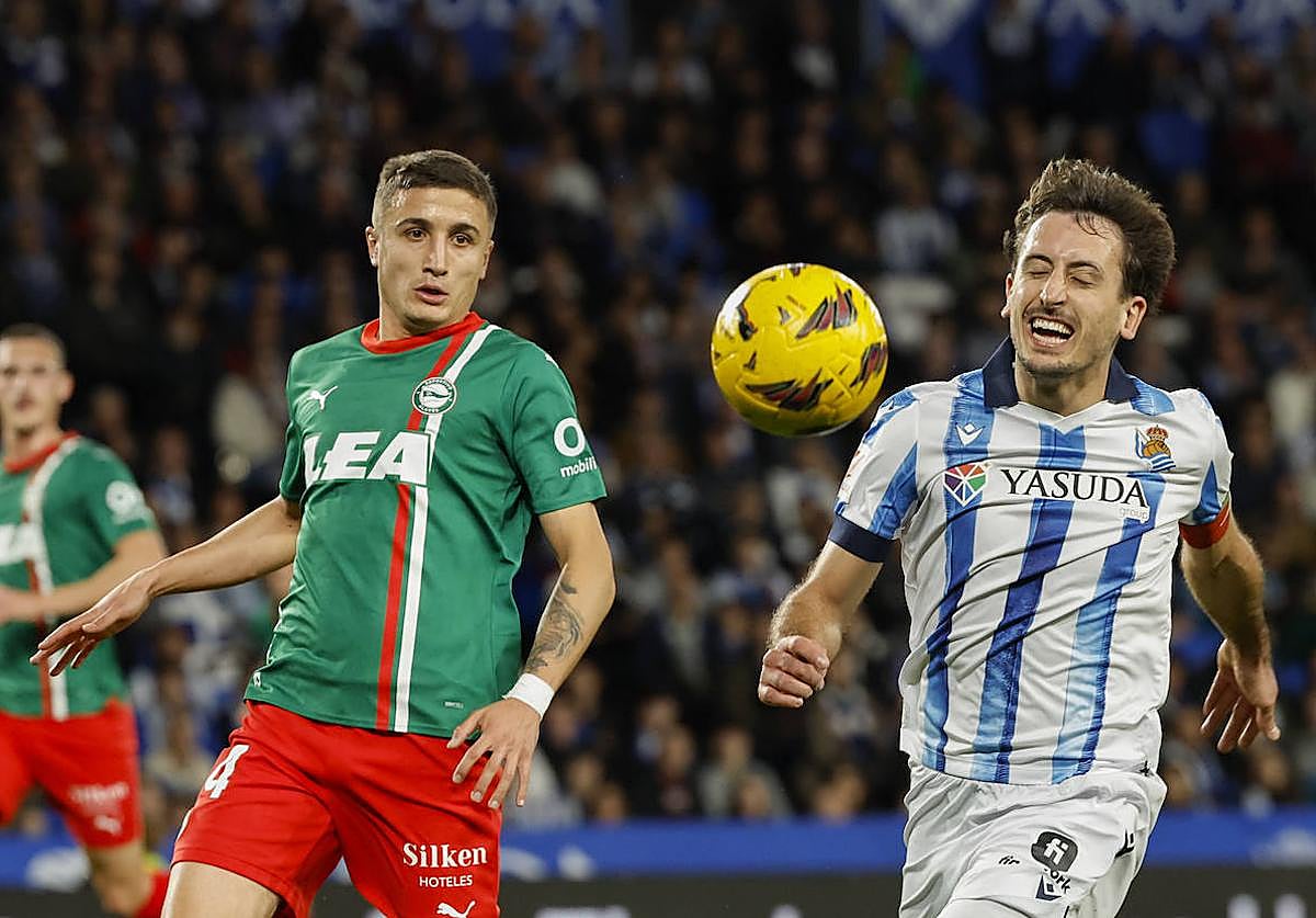 Tenaglia corre con Oyarzábal en el derbi ante la Real Sociedad.
