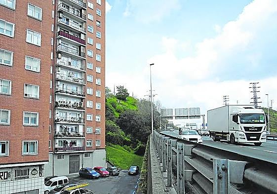 Imagen de archivo de la zona de Etxatxu, junto al número 62 de la calle Bizkaia y el puente de Rontegi.