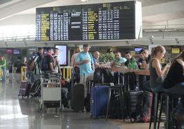 La huelga en los servicios de tierra de Iberia amenaza con dejar 70 aviones y 10.000 pasajeros en tierra en Loiu