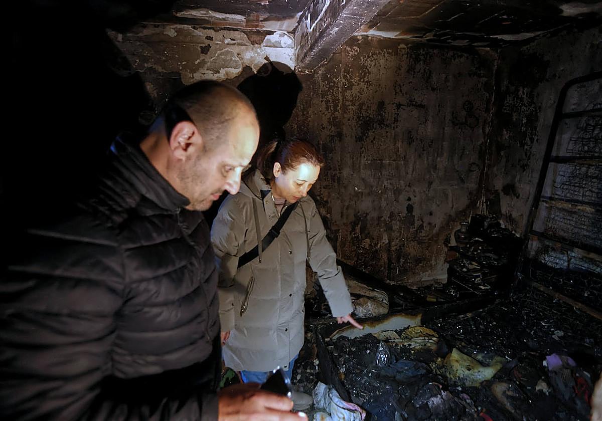 Sheila y su novio Hugo muestran el estado de uno de los dormitorios