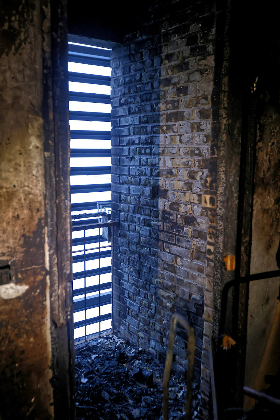 La vivienda calcinada en Rentería, desde dentro