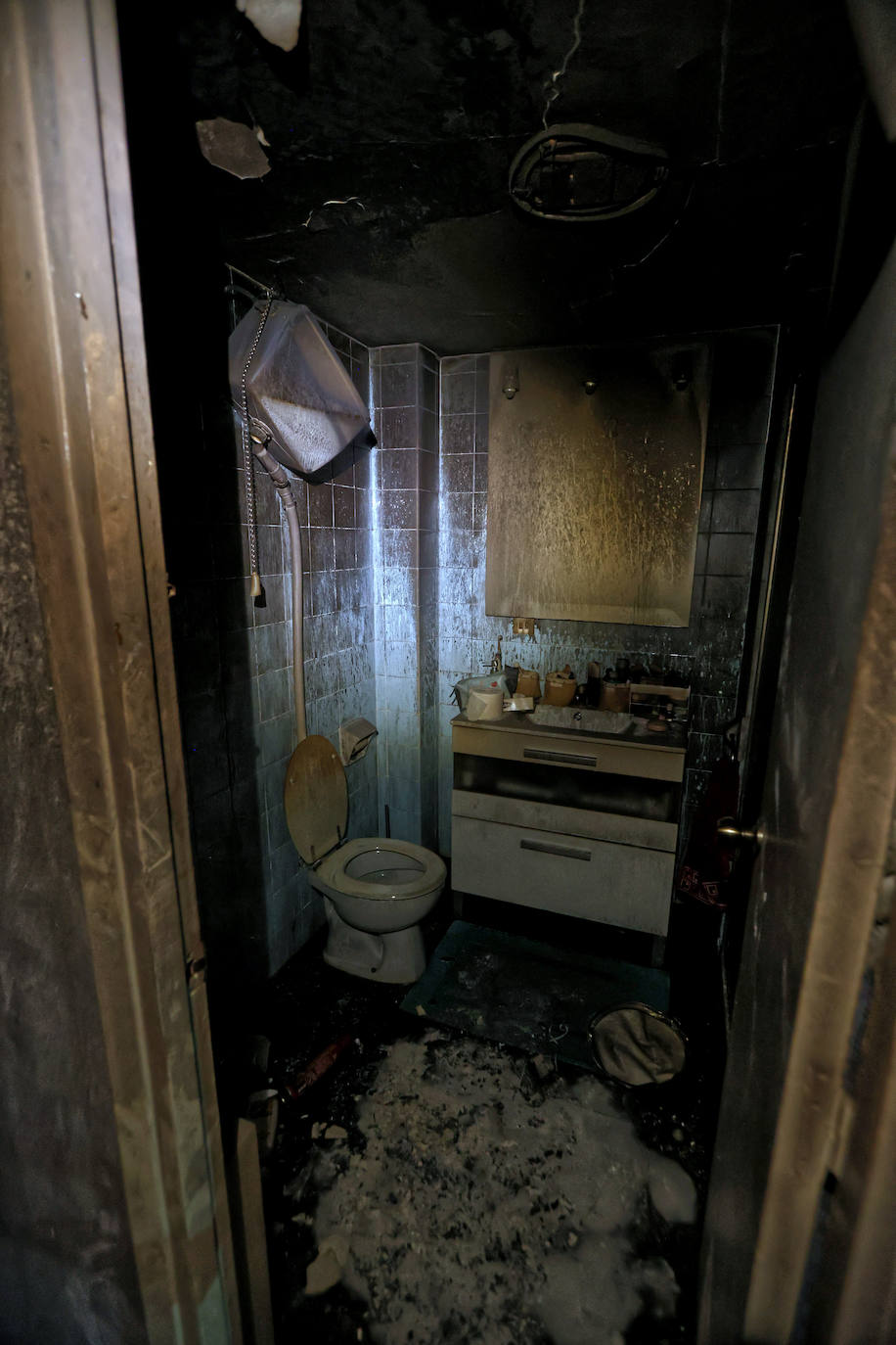 La vivienda calcinada en Rentería, desde dentro